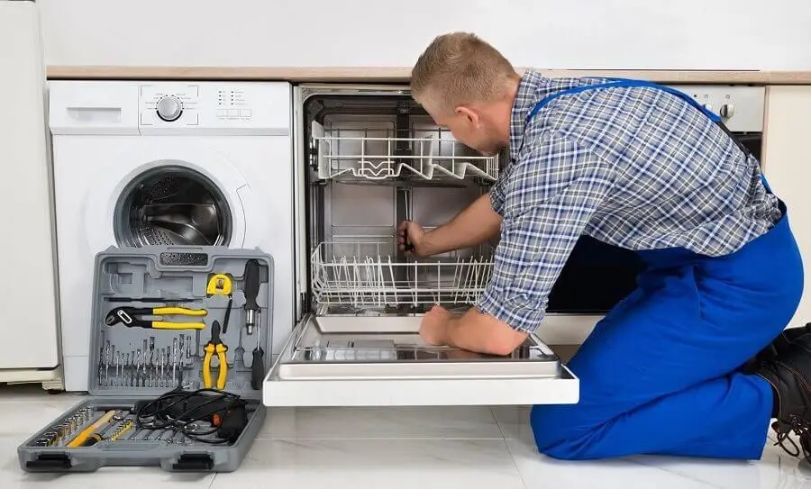 Elmadağ Maytag servisi teknisyen ekibi beyaz eşya tamiri yaparken